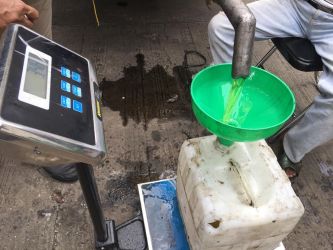 Pembelian Minyak Goreng Curah Rakyat di Tangerang Kota Tidak Perlu Pakai PeduliLindungi. (tangselpos.id/sh)