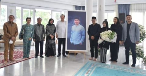 Chairul Tanjung, Sutiyoso dan Dipo Alam bertakziah ke rumah dinas Kang Emil di Gedung Pakuan. Foto : Istimewa