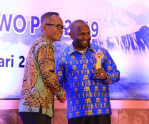 Bupati Memberamo Tengah Ricky Ham Pagawak (kanan). Foto : Istimewa