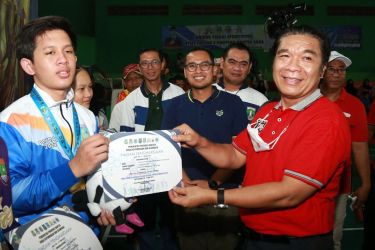 Pj Gubernur Banten bersama Wakil Walikota Tangsel saat menyerahkan medali pada POPDA X. (Dok. Humas Prov Banten)