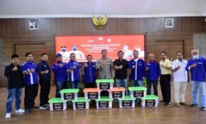 Penyaluran 1.500 paket sembako dari Kapolri untuk Buruh di Jabar. Foto : Istimewa