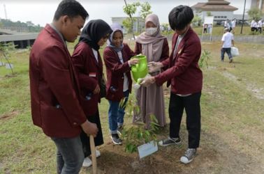 BCA bersama dengan civitas Universitas Sultan Ageng Tirtayasa (UNTIRTA) melaksanakan program penghijauan dengan menanam 3.000 bibit pohon di Kampus Sindangsari. (tangselpps.id/rmn)