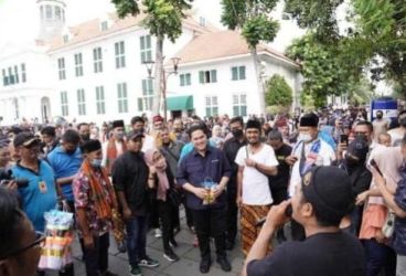 Erick Thohir saat mengunjungi kota tua. (Ist)