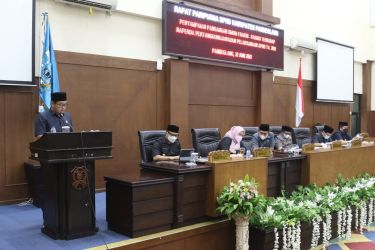 Sekretaris Fraksi PAN-BB, Candra Angga Rahmayanda, saat menyampaikan pandangan umum fraksinya dalam rapat paripurna di Gedung DPRD Pandeglang, Rabu (22/6/2022) sore.(Istimewa)