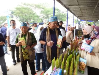 Staf Khusus Menteri BUMN, Erick Thohir, Arya Sinulingga dalam kegiatan ?Pasar Murah dan Bazaar UMKM BUMN? di Kota Tangerang. (tangselpos.id/rmn)