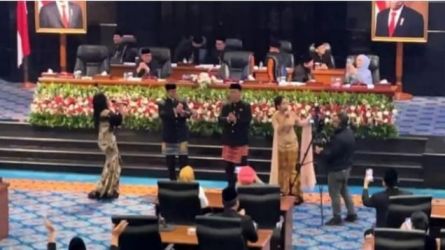 Gubernur DKI Anies Baswedan dan Ketua DPRD DKI asyik berjoget pada Sidang Paripurna Istimewa di Gedung DPRD. Foto : Istimewa