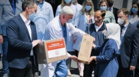 Ibu Negara Iriana menyerahkan bantuan untuk kemanusiaan untuk Ukraina. (Dok. Setpers)