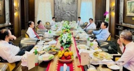 Presiden Joko Widodo bersama 7 Ketum Parpol Koalisi sebelum pelantikan Menteri dan Wawen. (Ist)