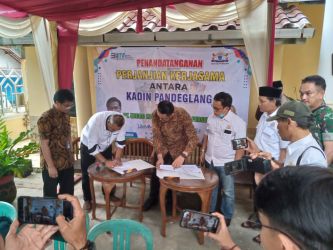 Kadin Paradigma Baru Kabupaten Pandeglang bersama PT. Micro Madani Institute (MMI) menandatangani MoU, Jumat (17/6/2022).(Ari Supriadi/Tangsel Pos)