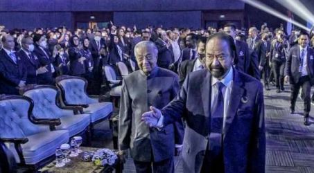 Ketum Nasdem bersama Mahathir Mohammad diacara Rakernas Nasdem. (Ist)