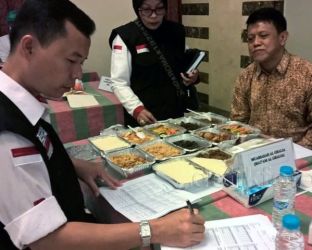 Tim Sanitasi Food sedang meniliti sampel makanan yang akan disajikan untuk Jamaah Haji Indonesia. (Ist)