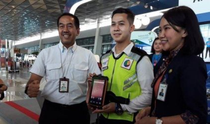 Dirut Angkasa Pura II M. Awaluddin beserta karyawan AP II. (Ist)