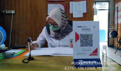 PEMBAYARAN NONTUNAI. Petugas kesehatan di UPT Puskeswan Pandeglang, tengah bertugas dengan menyediakan scan barcode QRIS di meja kerjanya, Rabu (15/6/2022).(Istimewa)