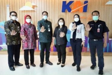 Komnas Perempuan Andy Yentriyani dan Komisioner Maria Ulfah Anshor bertemu Direktur Utama PT Kereta Api Indonesia (KAI) (Persero) Didiek Hartantyo di Stasiun Gambir, Kamis (23/6). (Ist)