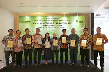 jajaran direksi asia pulp & papper (APP) saat menerima award. (ist)