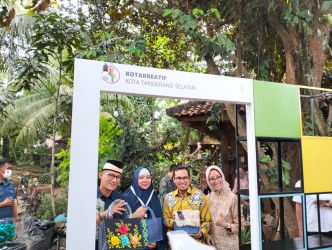 Menteri Pariwisata dan Ekonomi Kreatif (Menparekraf) Sandiaga Uno saat berfoto memegang produk ekraf asal Tangsel. (ist)