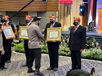 Kapolri Jenderal Listyo Sigit Prabowo memberikan penghargaan kepada 2 Direktur Reserse Polda Banten. Foto : Humas Polda Banten