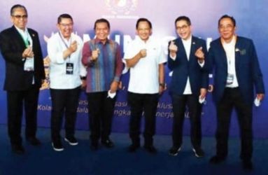 Mendagri Tito Karnavian (baju putih lengan pendek) bersama Pj Gubernur Banten Al Muktabar (baju batik) dan Ketua KADIN Arsjad Rasjid (no 2 dari kiri) pada penutupan Munassus Kadin di Gedung ICE BSD. (Ist)