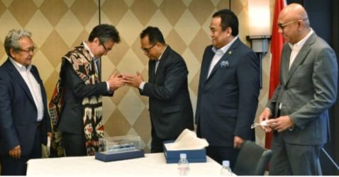 Menhub Budi Karya Sumadi (no 3 dari kiri) beserta Wakil Ketua DPR Rahmat Gobel (no 4 dari kiri) saat melakukan kunjungan ke Jepang. (Ist)