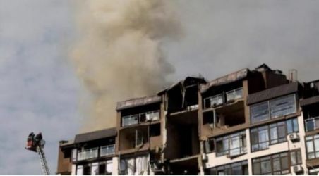 Apartemen di Kiev ini menjadi sasaran roket Rusia. Foto : Istimewa