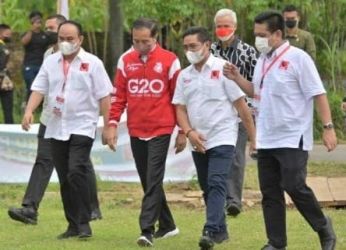 Ketum Projo Budi Ari S (kiri) bersama Presiden Jokowi (jaket merah) dan Ganjar Pranowo (baju batik) dalam acara Munas Projo di Borobudur. (Ist)