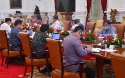 Presiden Jokowi beserta Menteri mengadakan rapat terbatas terkait PPKM di kantor Presiden. (Ist)