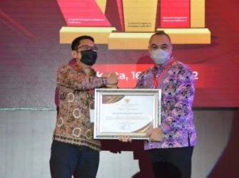 Bupati Tangerang saat menerima penghargaan dari Kemenpan RB. (Ist)