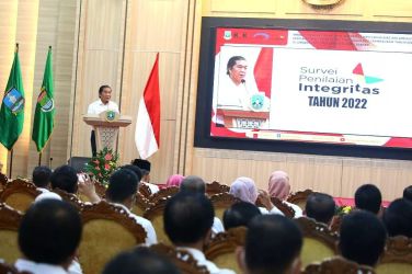 Pj Gubernur Banten Al Muktabar saat menyampaikan sambutan pada acara Sosialisasi SPI dan SPIP di lingkungan Pemprov Banten 2022. Foto : Humas Pemprov Banten