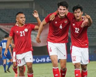 Elkan Baggot (4) salah satu pemain naturalisasi yang membobol gawal Nepal. (Ist)