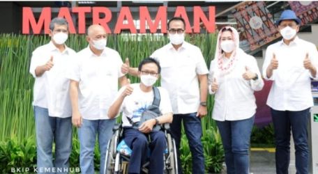 Menteri Perhubungan Budi Karya Sumadi (no empat dari kiri) beserta Menteri Koperasi dan UKM (no 2 dari kiri) hadir pada acara Soft Launching Stasiun Matraman. Foto : Istimewa