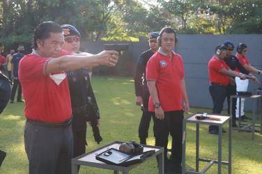Pj Gubernur Al Muktabara abersama Media mengikuti perlombaan menembak dalam rangka HUT Bhayangkara ke-76. (Dok. Humas Pemprov Banten)