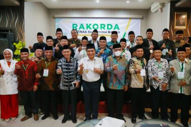 Pj Gubernur Banten Al Muktabar bersama peserta Rakorda Baznas se Provinsi Banten. (Dok. Humas Pemprov Banten)