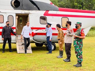 Pj Gubernur Banten Al Muktabar mendampingi Presiden Joko Widodo selama kunjungan kerja di Kabupaten Serang. (Dok. Humas Pemprov Banten)
