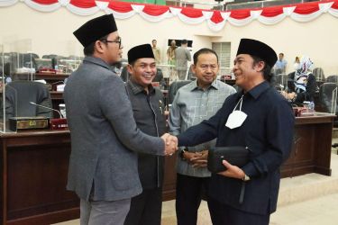 Pj Gubernur Banten Al Muktabar dan Anggota DPRD Provinsi Banten. (Dok. Humas Pemprov Banten)