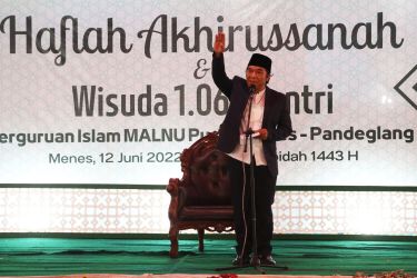 Pj Gubernur Banten Al Muktabar saat memberikan sambutan diacara Haflah Akhirussanah dan wisuda 1.069 Santri Perguruan Islam Malnu. Foto : Humas Pemprov Banten