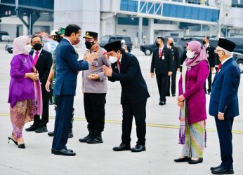 Pj Gubernur Banten Al Muktabar saat ikut melepas kunjungan Presiden RI ke Rusia dan Ukraina di Teminal 3 Cengkareng. Foto : Istimewa
