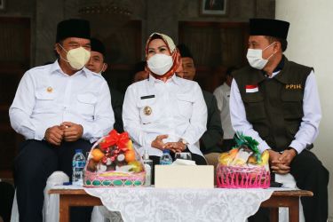 Pj Gubernur Banten Al Muktabar dan Bupati Serang Ratu Tatu Chasanah saat melepas jamaah haji Kabupaten Serang. (Dok. Humas Pemprov Banten)