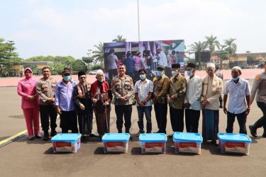 Kapolda Banten beserta Tokoh Masyarakat pada acara Baksos dan Bansos dalam rangka Hari Bhayangkara. Foto : Istimewa