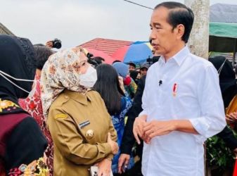 Presiden Jokowi bersama Bupati Serang saat berada di Pasar Baros Baru. Foto ; Istimewa