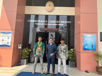 Rizki Aulia Rohman, Ketua Perhimpunan Mahasiswa Hukum Indonesia (PERMAHI) Banten (kanan) didampingi Kuasa Hukumnya Raden Elang Yayan Mulyana (tengah) usai sidang di PTUN Serang, Rabu 29 Juni 2022. (Foto : ist)