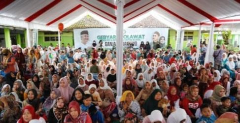 Ribuan Ponpes Al-Quraniyah  Indramayu menggelar doa serta Selawat dukung Ganjar Pronowo Capres 2024. Foto : istimewa