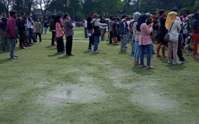 Kondisi terkini rumput sintetis Alun-alun Ahmad Yani usai digelar konser Kebangsaan Muhaimin Iskandar. Foto : BNN