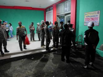 Satpol PP Pandeglang menyegel tempat karaoke Cengkar di Kecamatan Pagelaran, Jumat (16/6/2022) malam.(Ari Supriadi/Tangsel Pos)