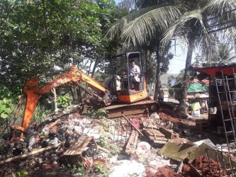 Penerjunan alat berat oleh Dinas Sumber Daya Air, Bina Marga dan Bina Kontruksi (SDABMBK) Kota Tangerang Selatan. (tangselpos.id/rmn)