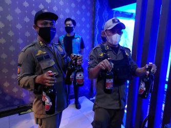 Petugas Gabungan Pemkot Tangsel saat merazia miras di sejumlah tempat hiburan dan kafe di wilayah Serpong Utara, Tangsel. (tangselpos.id/Ist)