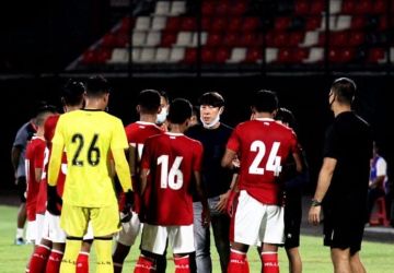 STY sedang memberikan instruksi buat timnas U19. Foto ; Istimewa