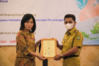 Wakil Wali Kota Tangerang, Sachruddin Saat Menerima Penghargaan Dari Kemenkumham RI. (tangselpos.id/sh)