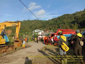 UMK Ranita UIN Jakarta terjun ke lokasi longsor di Bogor. (tangselpos.id/ist)