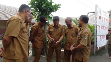 Jajaran Dinas SDABMBK saat meninjau lokasi banjir di SMAN 4 Tangsel