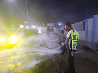 Tumpahan zat berbahaya dari truck tangki yang tergulir. (Dok. Humas Polda Banten)